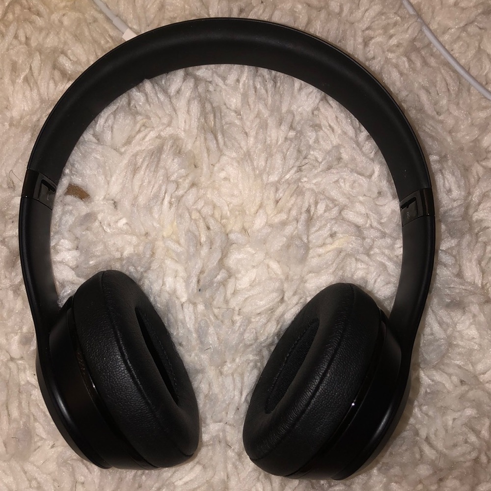Black wireless beats